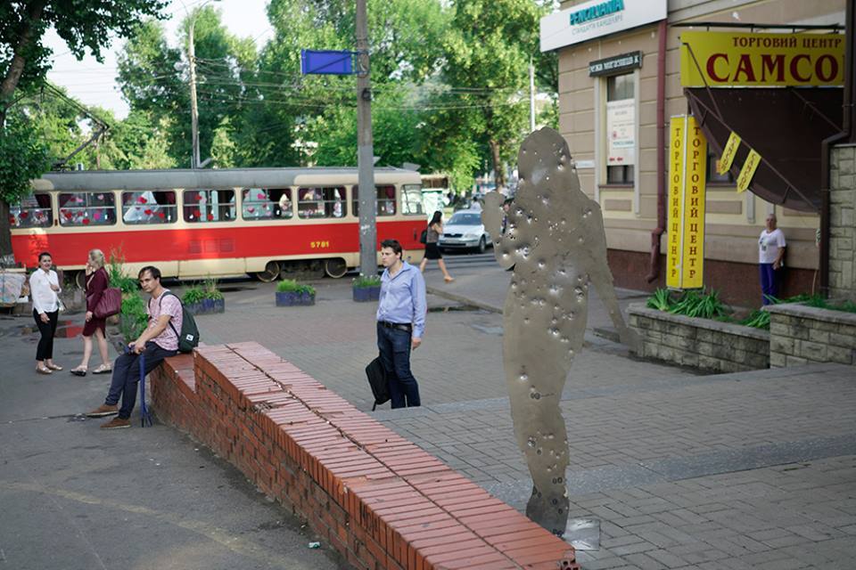 В Киеве появились фигуры расстрелянных людей