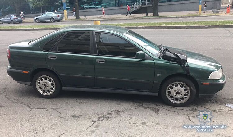 В Запорожье копы задержали двух иностранцев, которые в центре города "обчистили" автомобиль