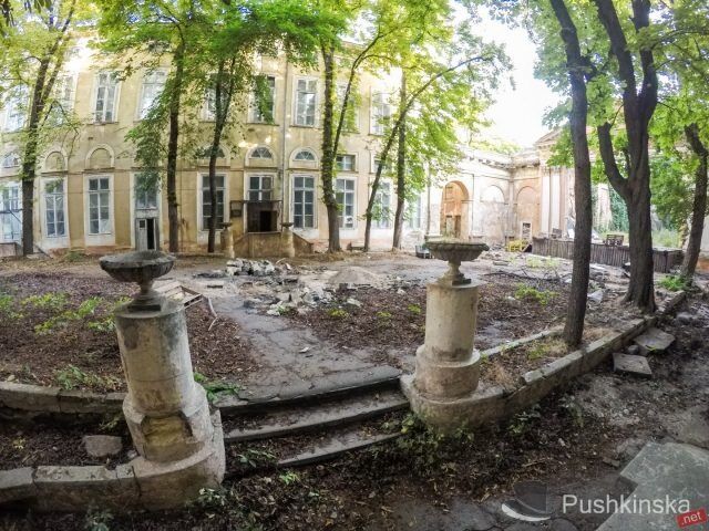 Дворец моряков в Одессе: как разрушается историческое здание