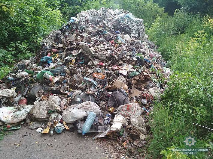 Целое село в Украине чуть не "утопили" в мусоре