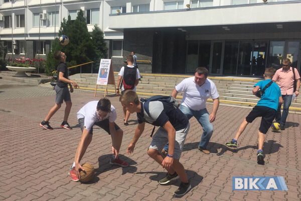 В Черкассах громко пикетировали мэрию в защиту спортивного зала