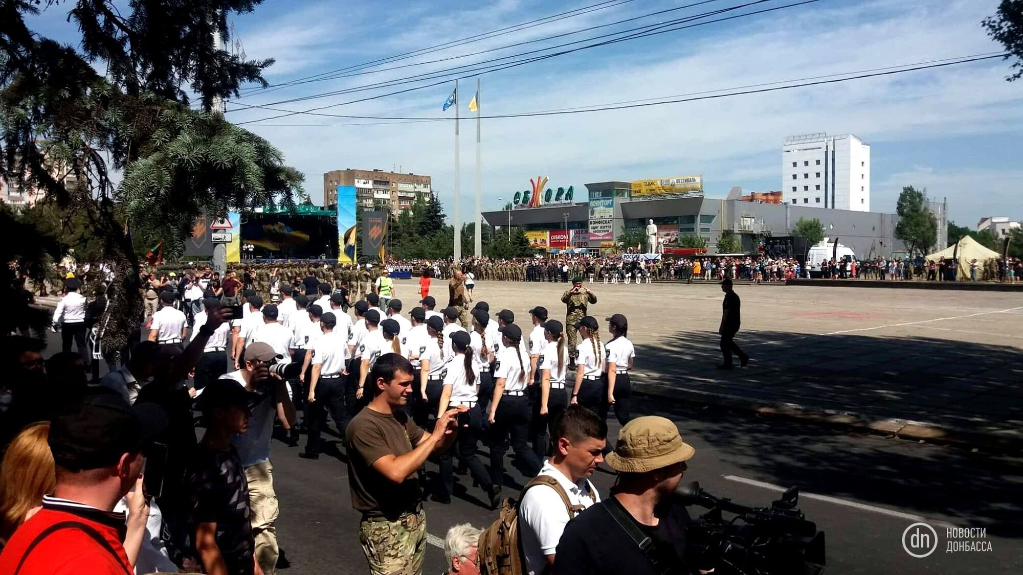 Отмечали победу: Мариуполь вышел на военный парад под носом у врага