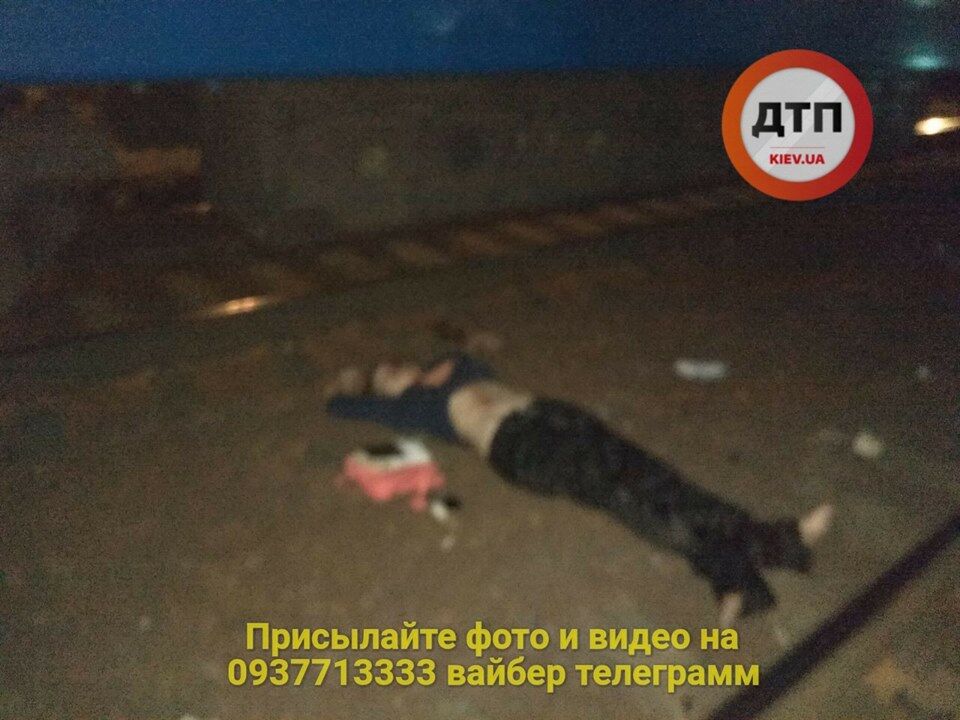 "Шляхи в патьоках крові": в Києві поїзд збив двох людей. моторошні фото