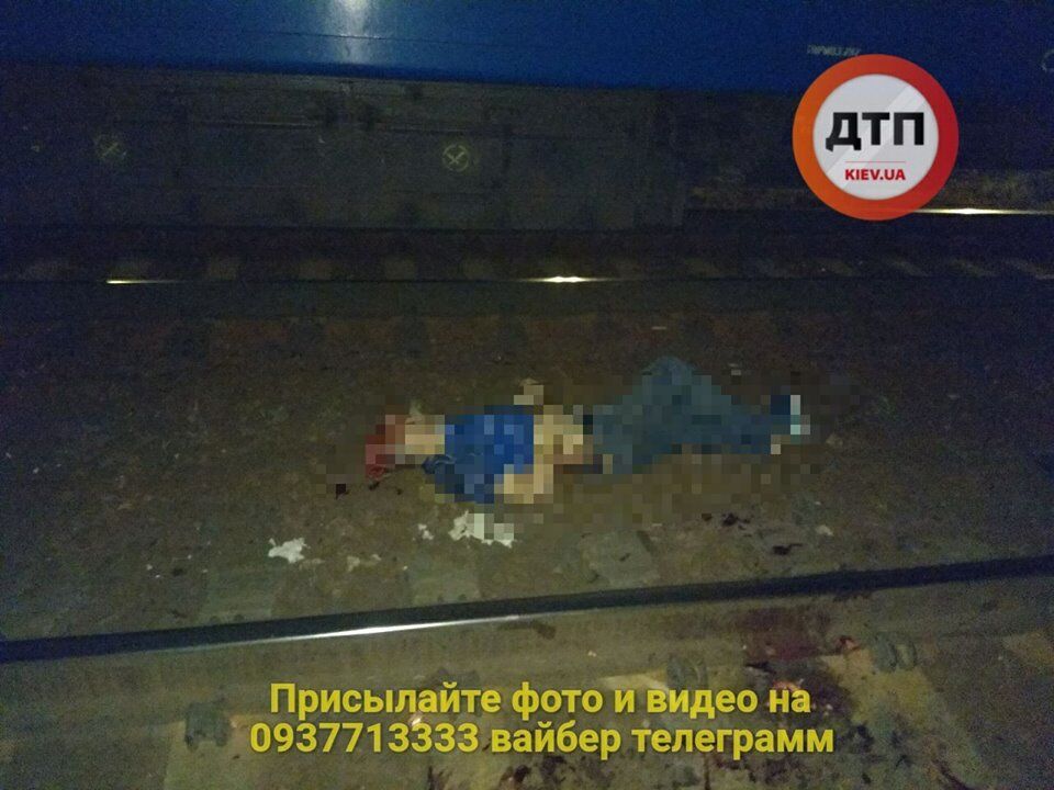 "Пути в потеках крови": в Киеве поезд сбил двух людей. Жуткие фото