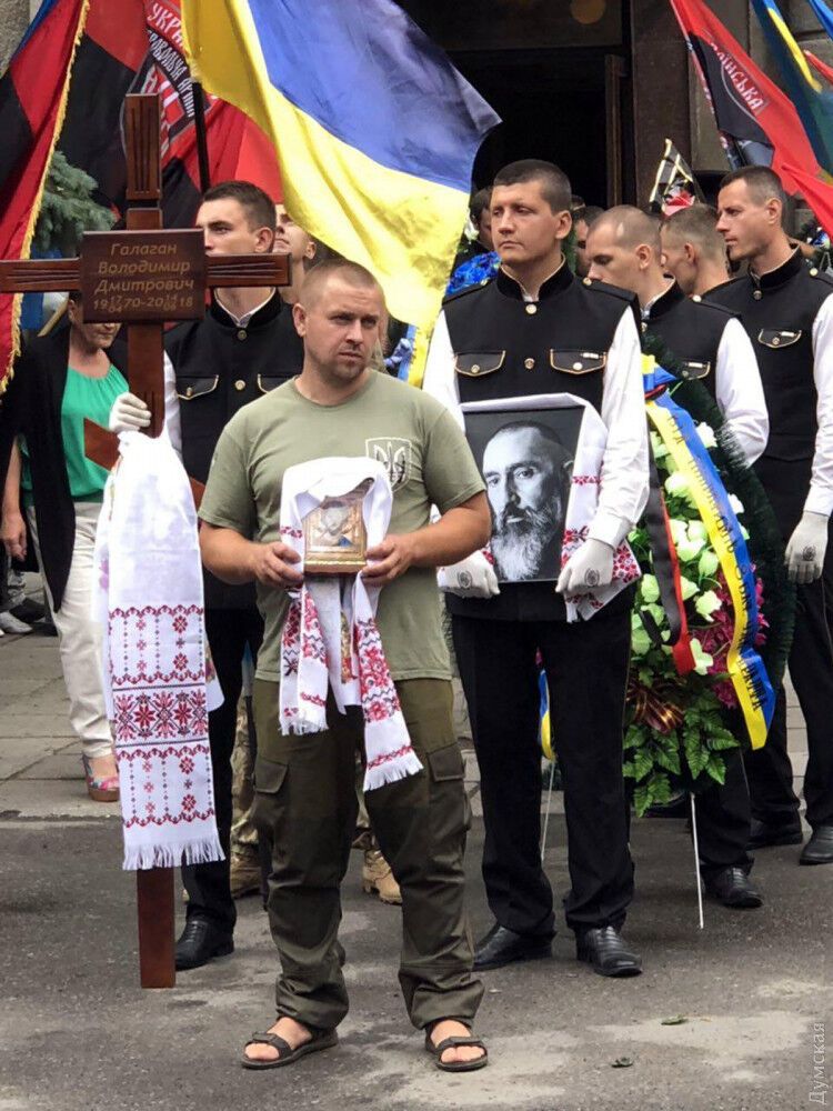 В Одессе простились с героическим защитником Украины: трогательные фото