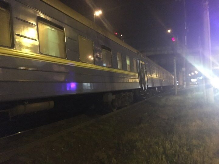 "Пути в потеках крови": в Киеве поезд сбил двух людей. Жуткие фото