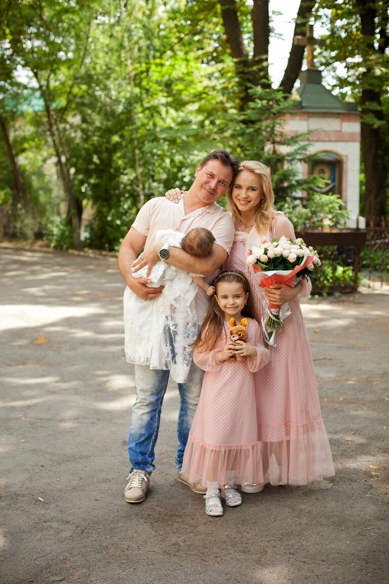 Лілія Ребрик з дочками і чоловіком
