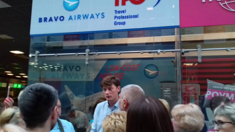 Добу в Жулянах: українська авіакомпанія розлютила пасажирів