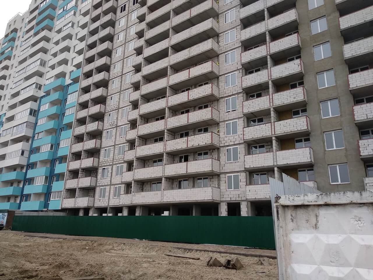 Квартири в продажу: в Києві забудовників зобов'язали знести багатоповерхівку