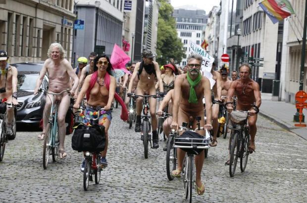 По Брюсселю проехались 300 голых велосипедистов