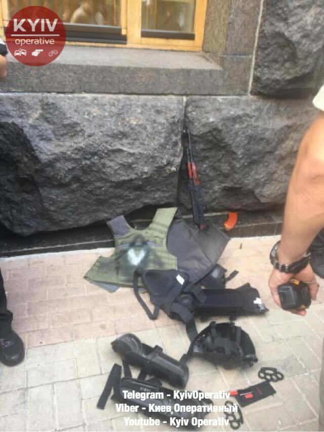 "Крымнаш!" В центре Киева задержали парня с арсеналом оружия