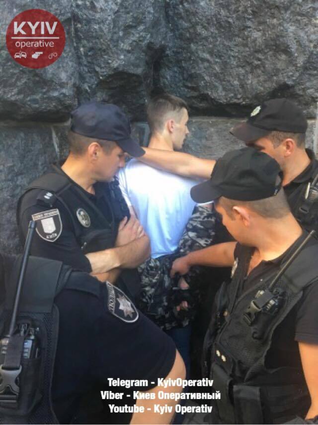 "Кримнаш!" В центрі Києва затримали хлопця з арсеналом зброї