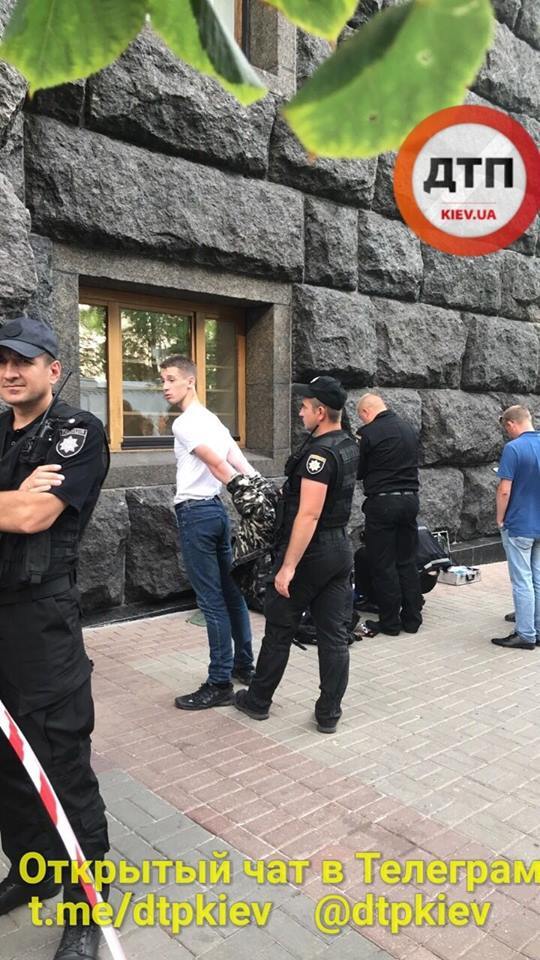 "Крымнаш!" В центре Киева задержали парня с арсеналом оружия