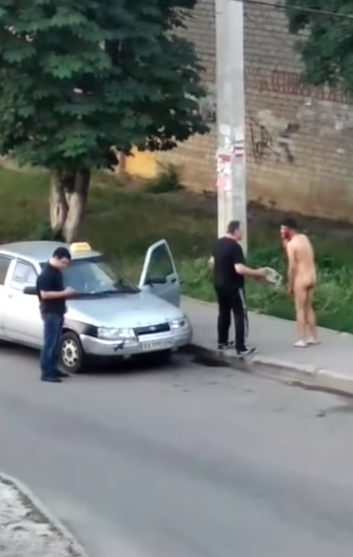 Голый мужчина напал на такси в Харькове: видео