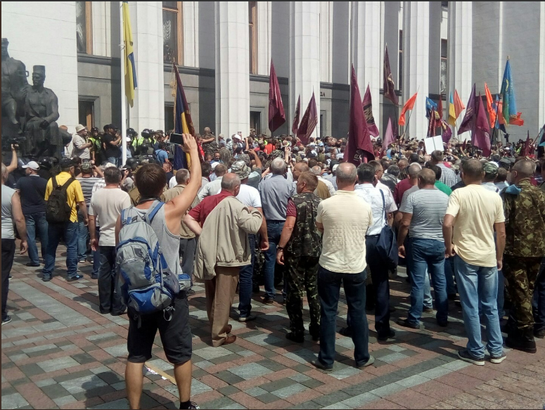 "Прорвали кордон": під Радою відбулися сутички мітингувальників із поліцією