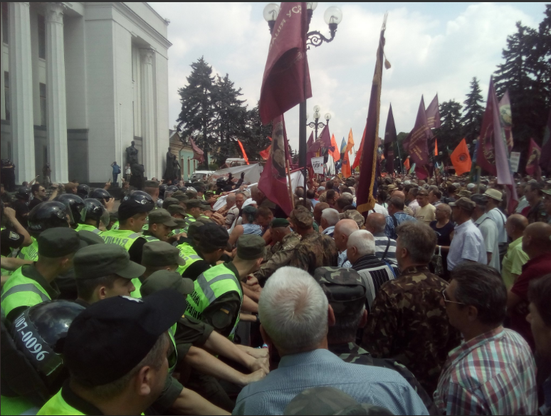 "Прорвали кордон": под Радой произошли стычки митингующих с полицией