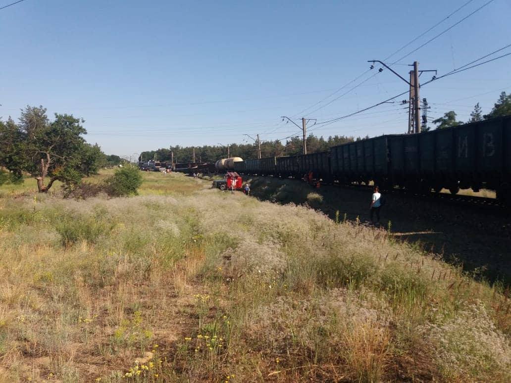 В Днепре украли железную дорогу: поезд ушел под откос