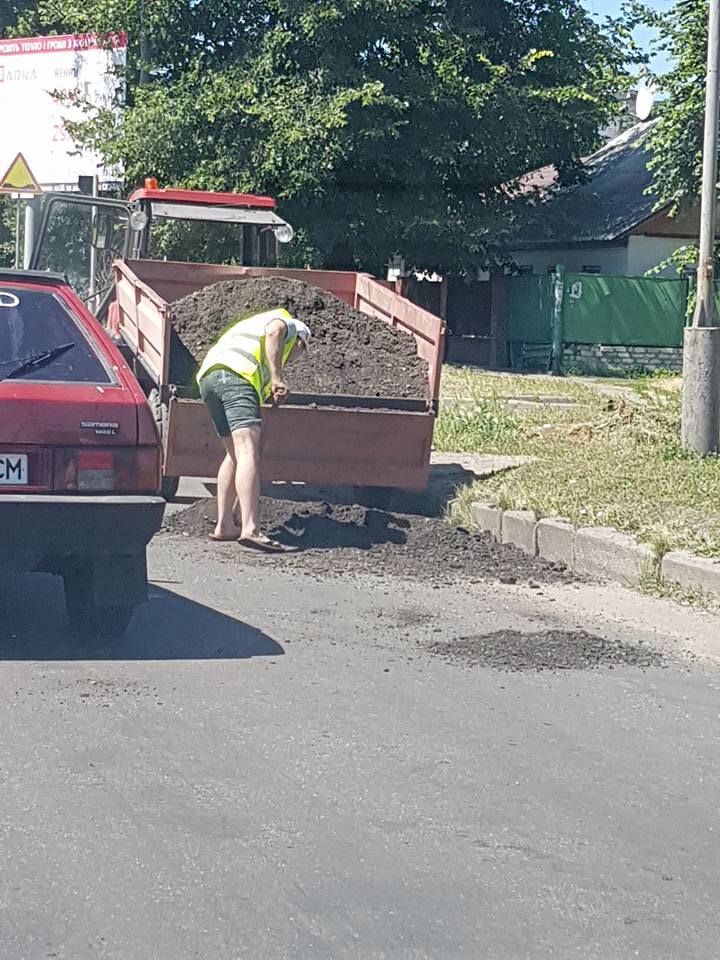 "Турецькі" технології: депутат показав, як борються з ямами в Черкасах