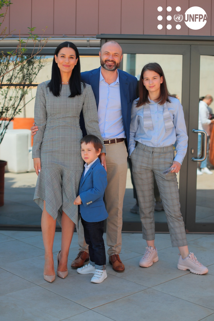 Маша Єфросиніна з сім'єю