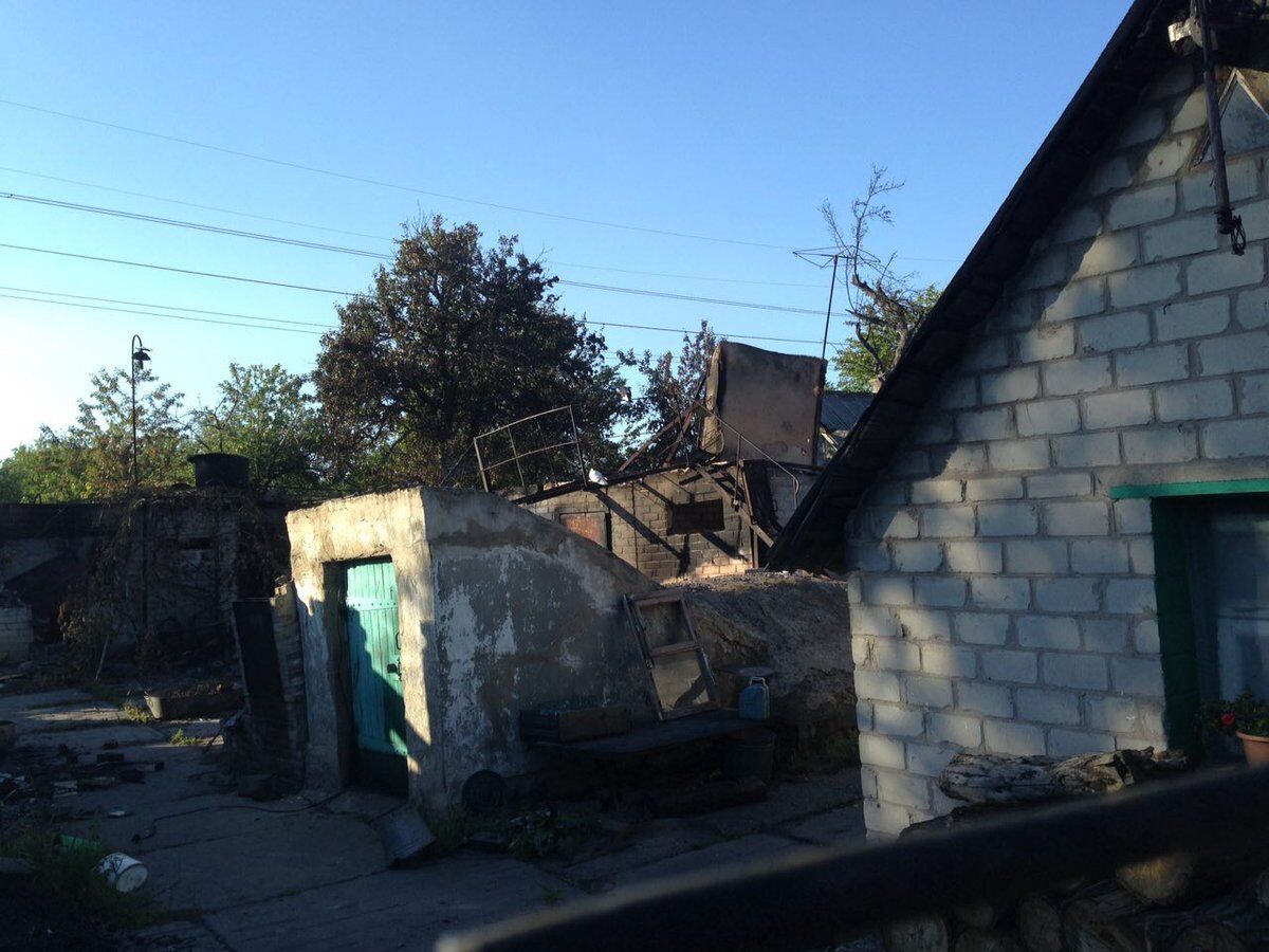 Терористи "ДНР" випалюють будинки мирних жителів