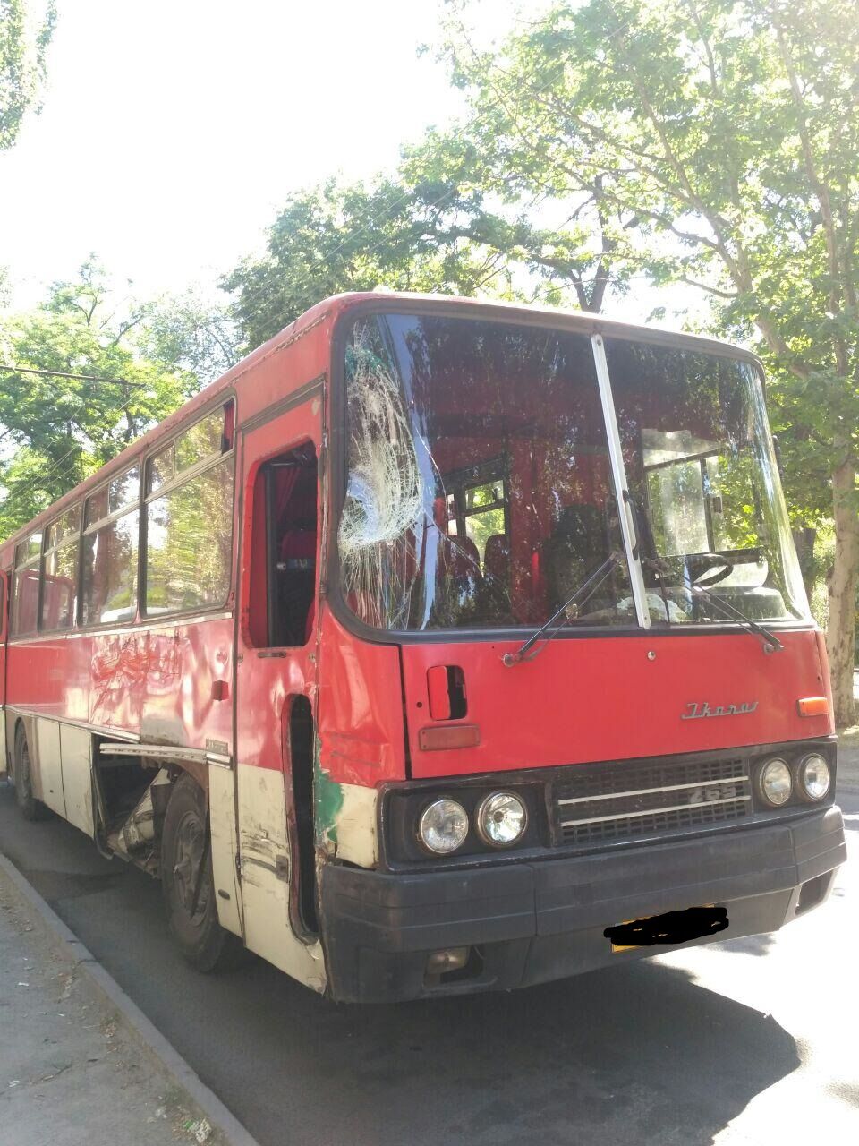 В центре Запорожья самосвал протаранил пассажирский автобус