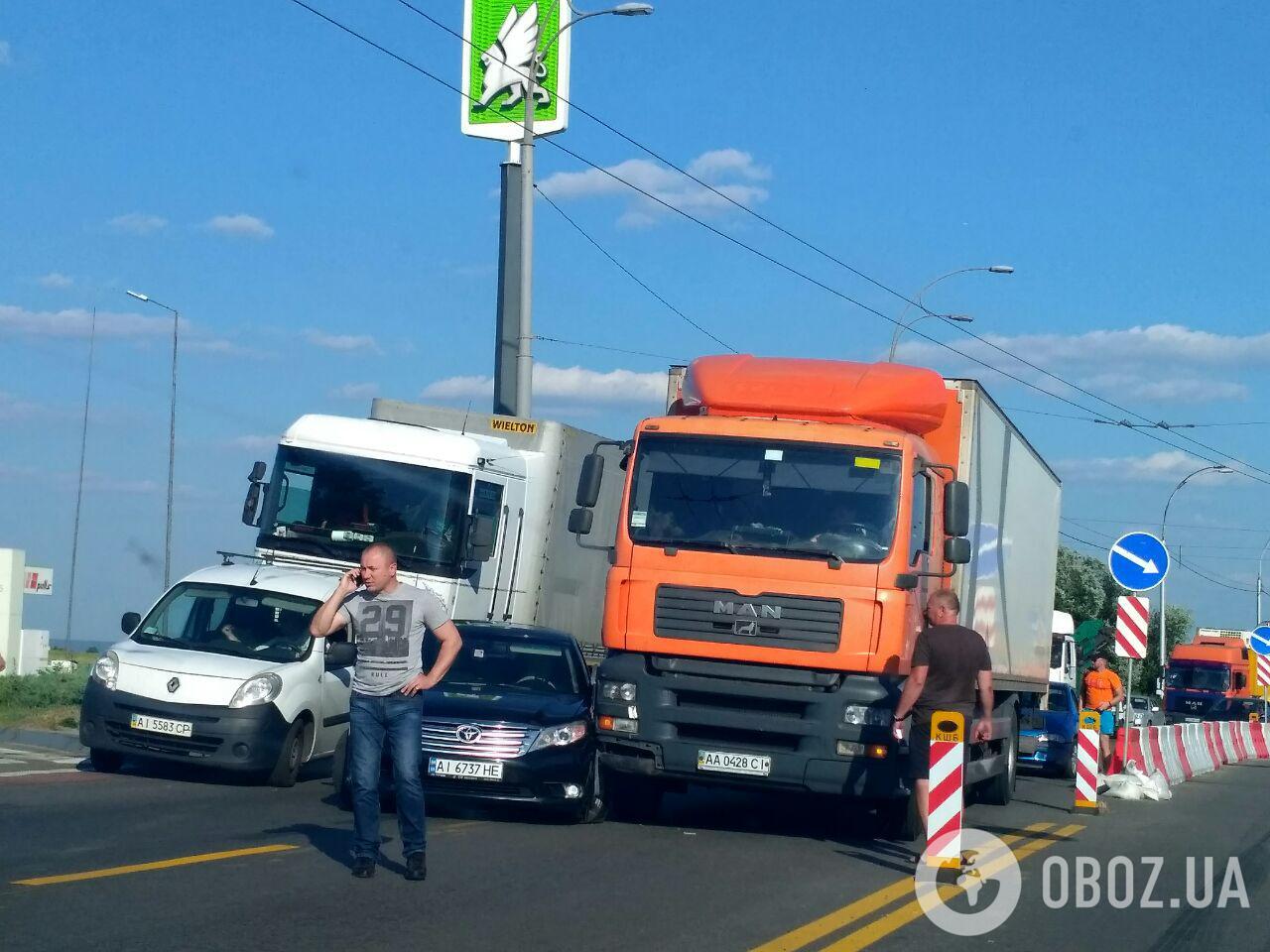 Перекрили трасу: через ДТП у Києві утворився масштабний затор