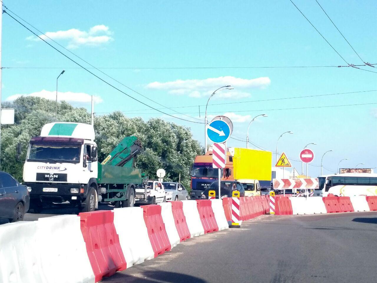 Перекрыли трассу: из-за ДТП в Киеве образовался масштабный затор