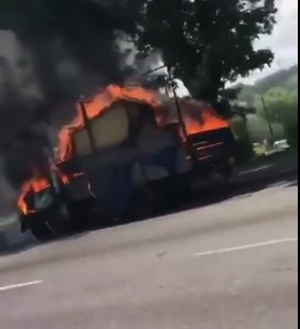 У Києві відбулася вогняна НП на дорозі: транспорт застряг у заторах