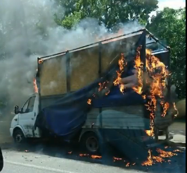 У Києві відбулася вогняна НП на дорозі: транспорт застряг у заторах