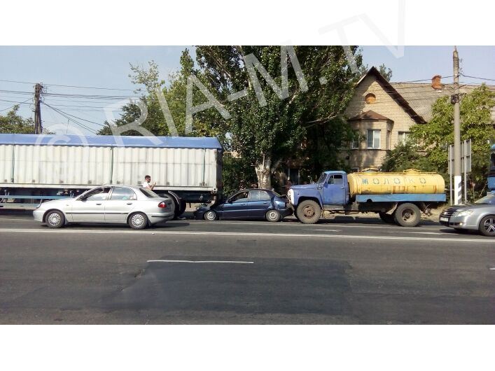 Масштабное ДТП в Запорожской области: легковушку зажало между грузовиками