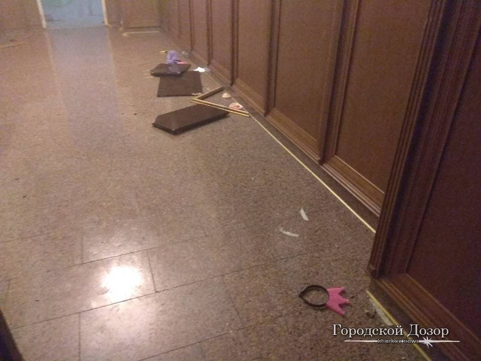 На мэрию Харькова напали: появились фото последствий погрома