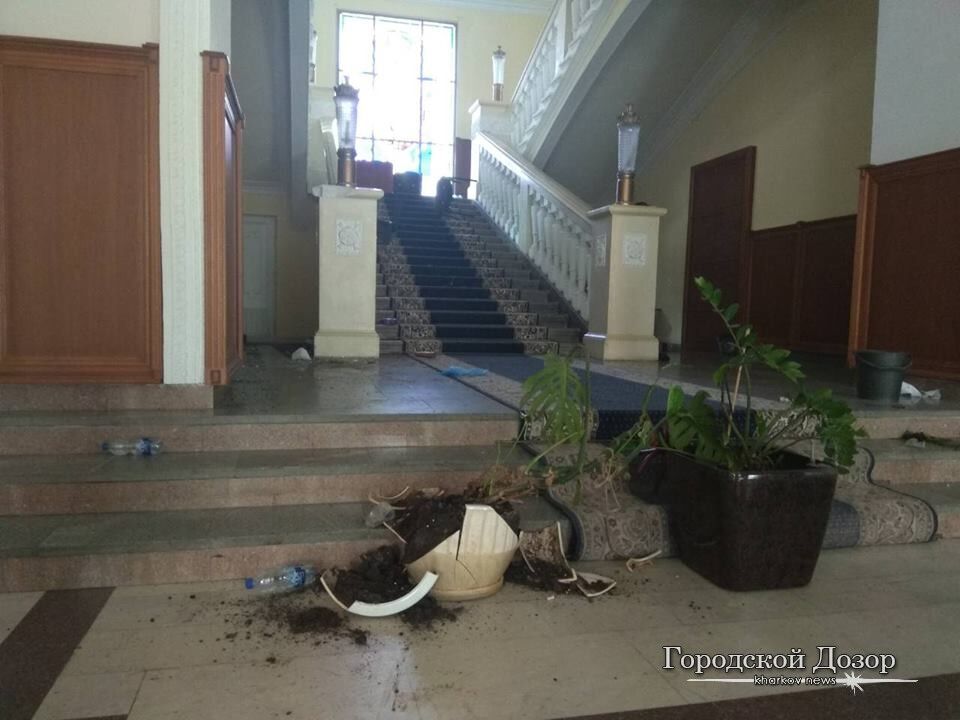 На мэрию Харькова напали: появились фото последствий погрома