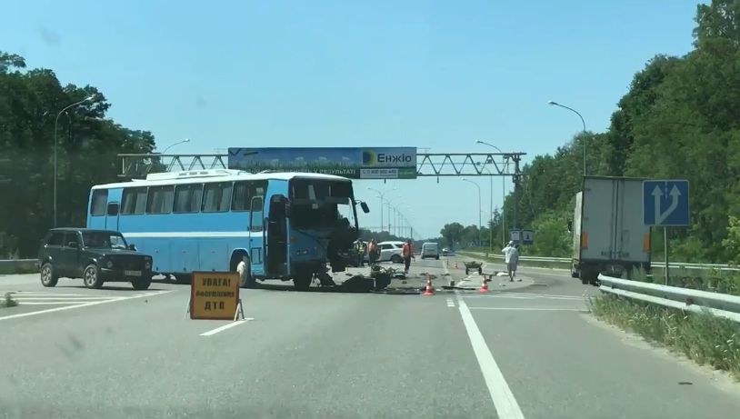 Розбитий автобус: опублікувано відео страшної ДТП під Києвом