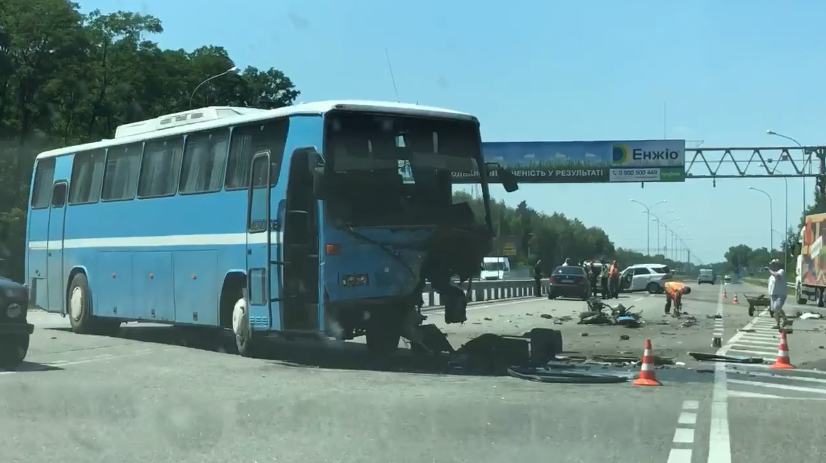 Разбитый автобус: появилось видео жуткого ДТП под Киевом