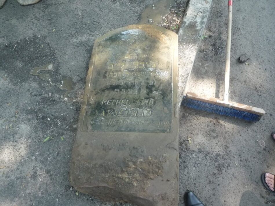 У Львові випадково розкопали могильні плити