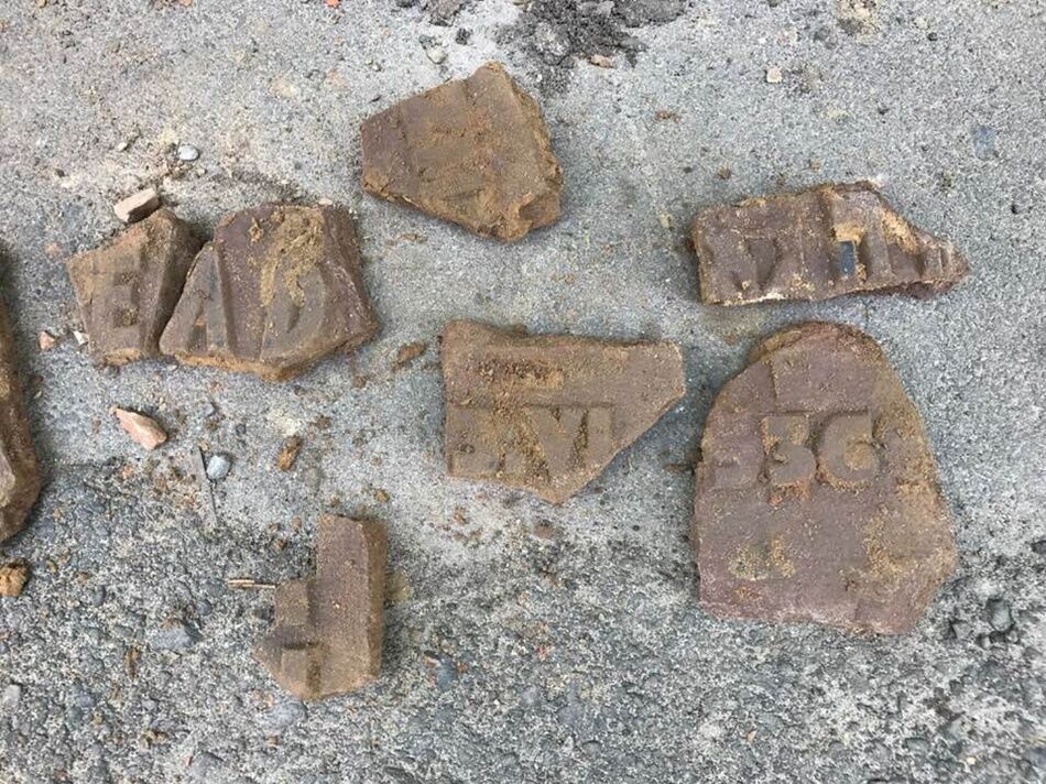 Во Львове случайно раскопали могильные плиты 