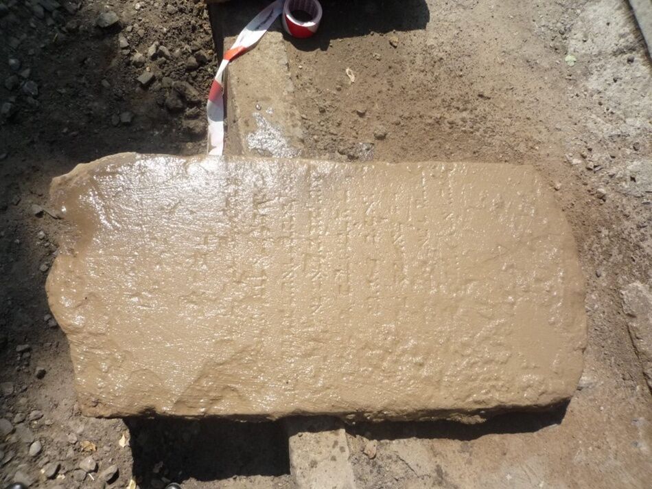 У Львові випадково розкопали могильні плити