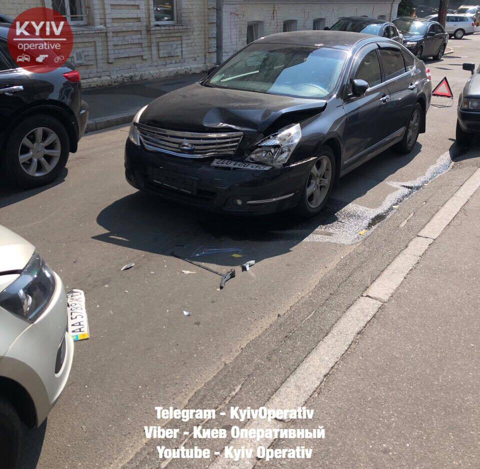 В Киеве сотрудник консульства устроил ДТП и пытался сбежать: появились фото и видео
