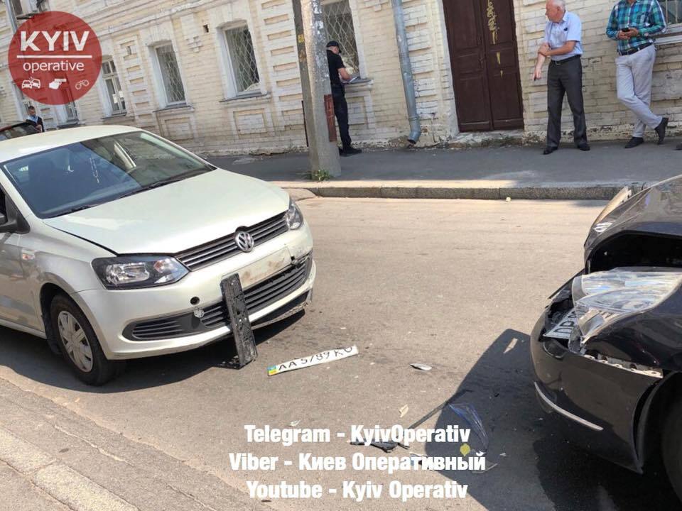 В Киеве сотрудник консульства устроил ДТП и пытался сбежать: появились фото и видео