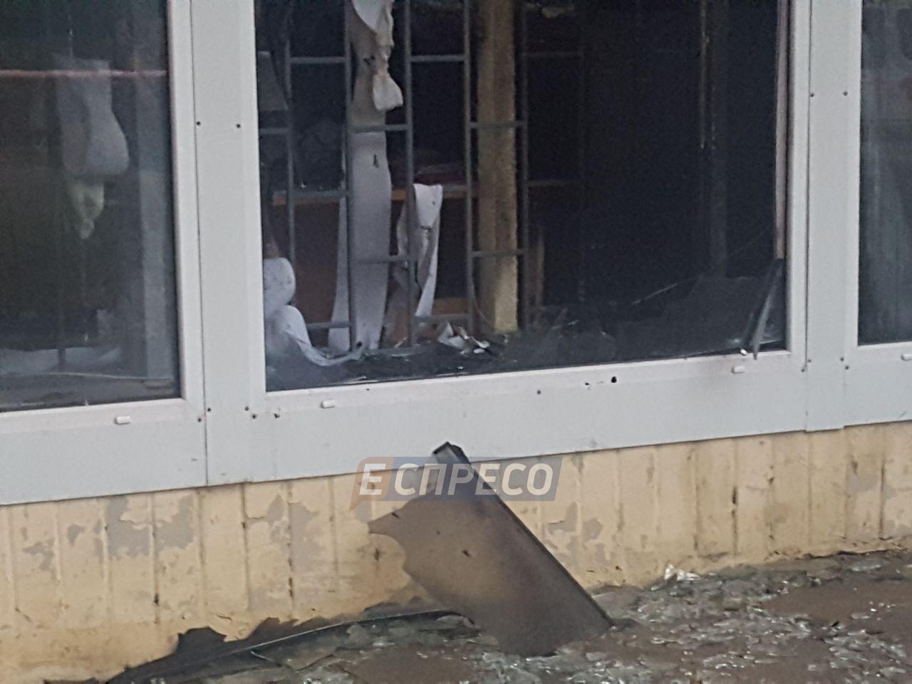 Вилетіло скло з вікон: у Києві прогримів вибух у банку