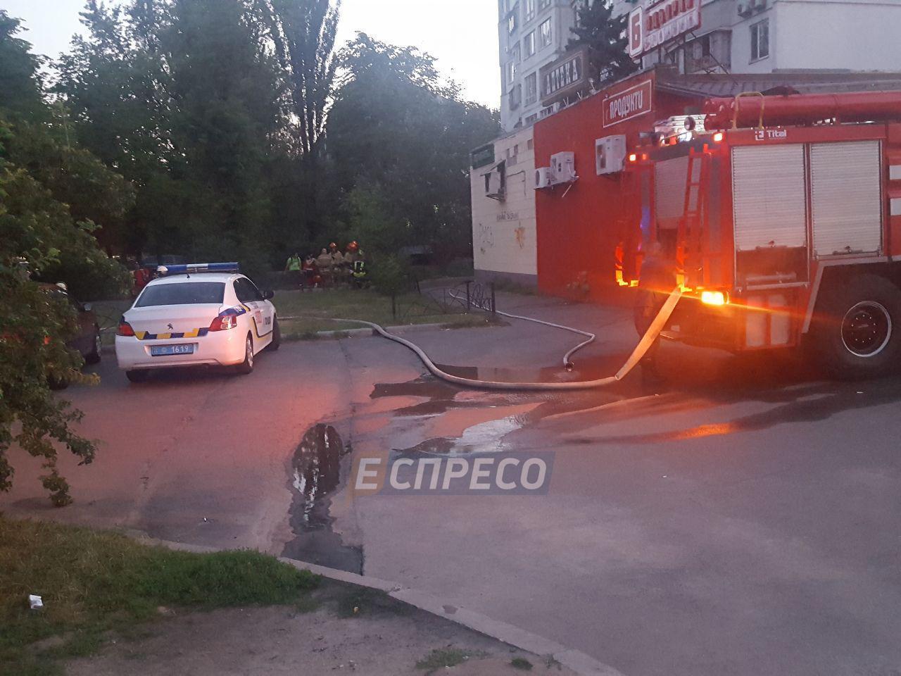 Вилетіло скло з вікон: у Києві прогримів вибух у банку