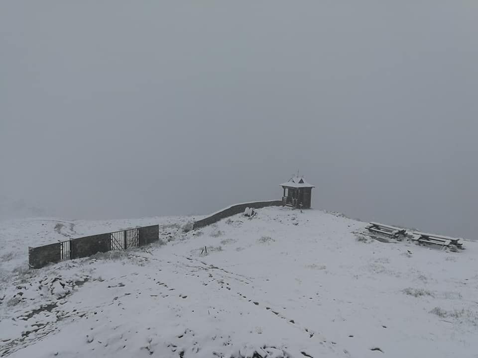 Снег в Карпатах посреди лета: появилось видео аномалии