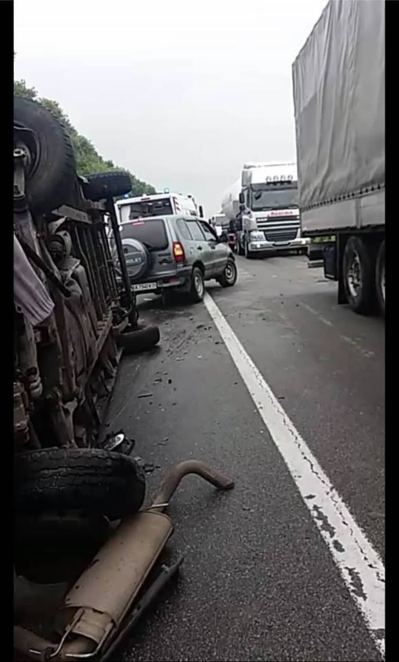 Перегони мікроавтобусів під Києвом закінчились масштабною ДТП: фото