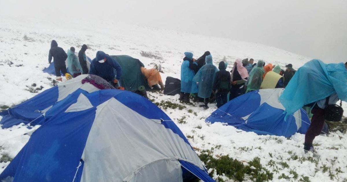 Карпаты завалило снегом: спасатели показали, как эвакуировали детский лагерь