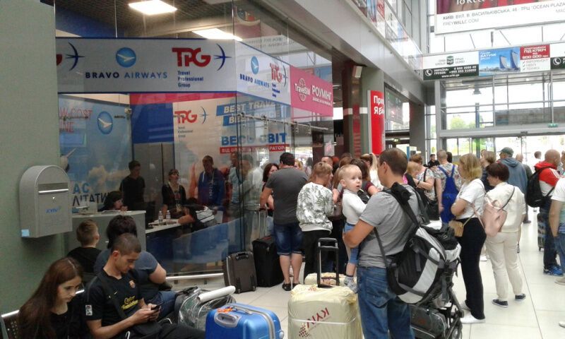 Вместо Туниса - отдых в "Жулянах": около 70 туристов застряли в аэропорту Киева