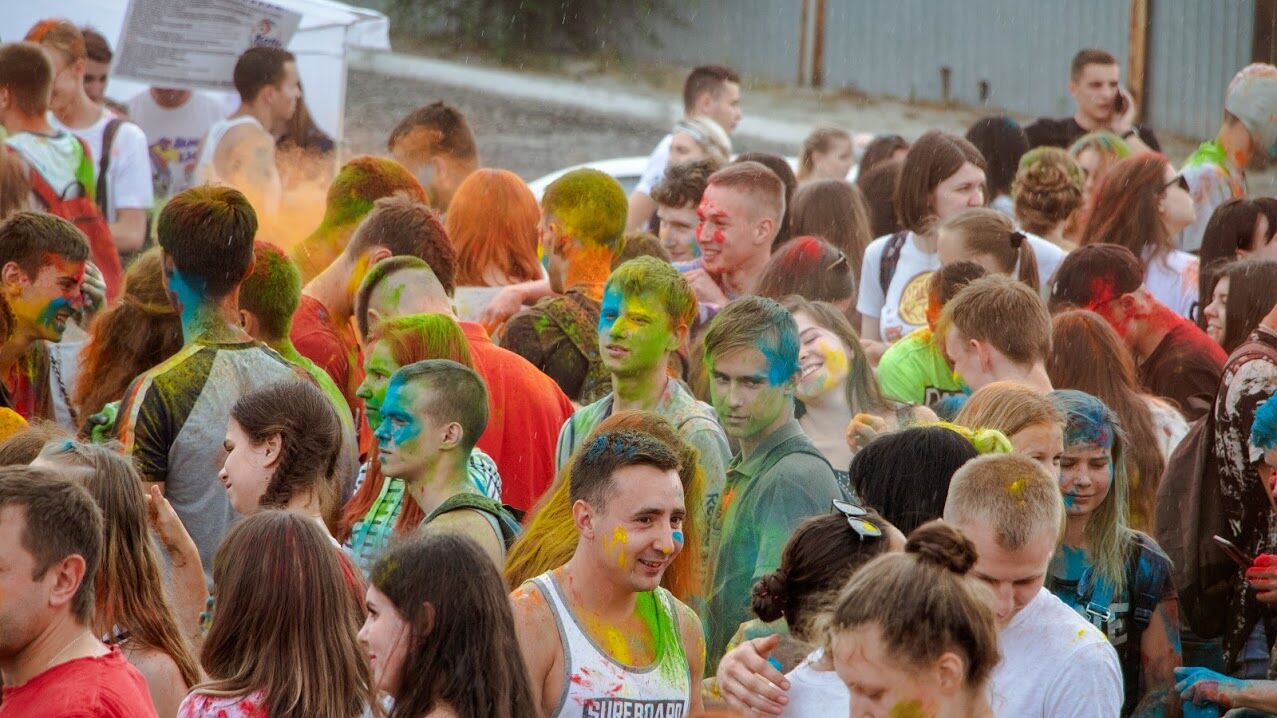 Битва фарбами: як у Дніпрі святкують День молоді