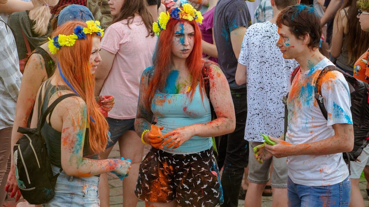 Битва фарбами: як у Дніпрі святкують День молоді