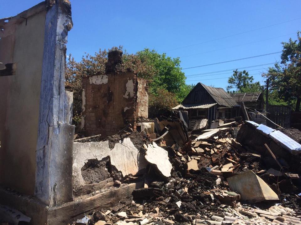 "Палять будинки і стріляють по транспорту": тактика терористів на Донбасі