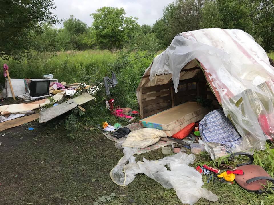 Різали ножами: з'явилися подробиці і фото нападу на табір ромів у Львові