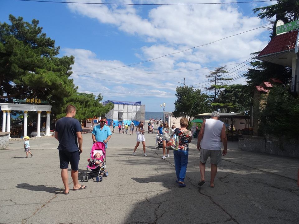 "Зачем нам, россиянам, на шее такой Крым?" Фото из Алушты